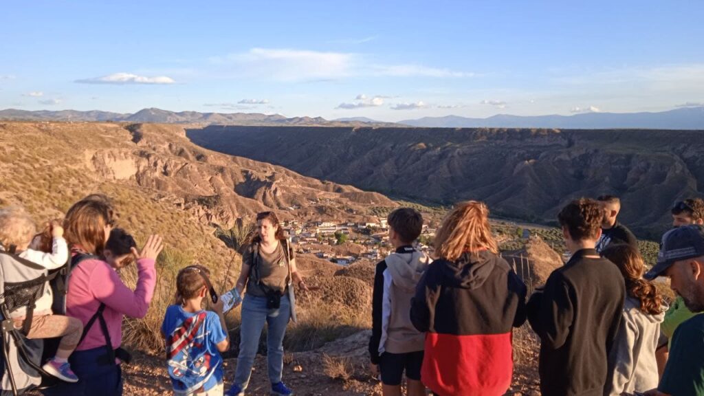 Darwin Eventur hacemos la visita en grupo a una montaña