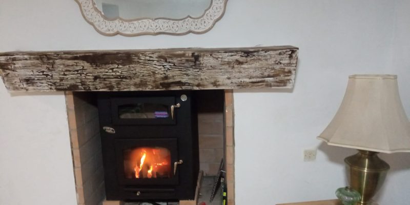 casa rural Geoparque de Granada salón cueva con chimenea